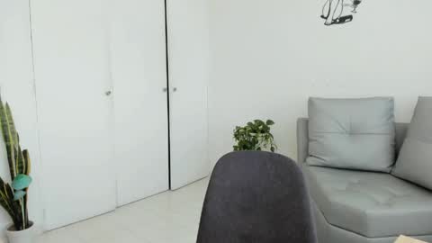 Laura  online show from May 2026 03:19:01 PM