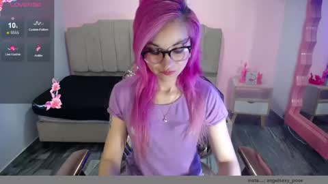 abril_ch_ online show from October 2025 10:49:01 AM