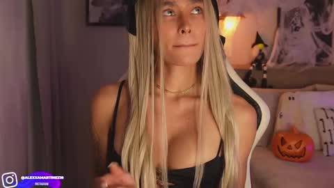 Snapshot of abril_w18 chatting on October 2025 01:47:02 AM My name is Alexa. Please say hello I like to chat with you. If you have requests please use tip online show from October 2025 01:47:02 AM