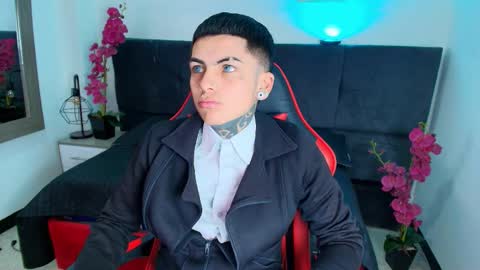 AdamsWalkerr  online show from March 2026 01:05:01 PM