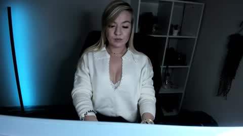 Snapshot of adrenalinlaura chatting on November 2025 06:34:02 AM AdrenalinLaura online show from November 2025 06:34:02 AM