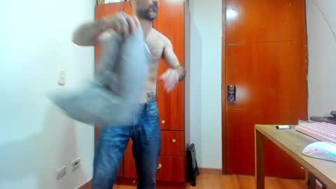 Agustin online show from December 2024 09:35:01 PM