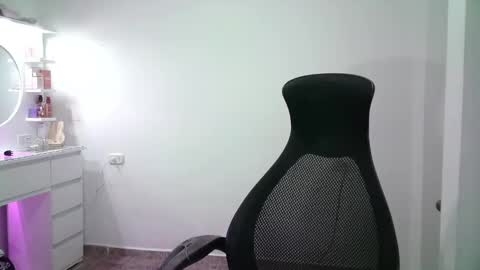 Snapshot of aineangeel chatting on November 2025 02:00:01 AM AINE online show from November 2025 02:00:01 AM