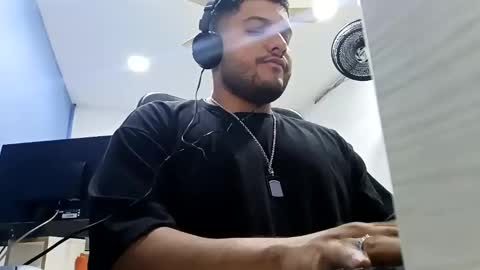 Snapshot of aj_cooper90_ chatting on February 2025 04:48:01 AM Esteban online show from February 2025 04:48:01 AM