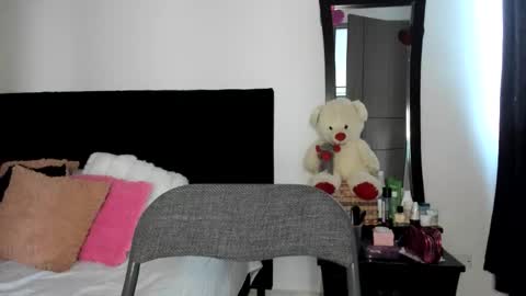 Snapshot of akanekihm chatting on December 2025 11:39:02 AM MIRANDA online show from December 2025 11:39:02 AM