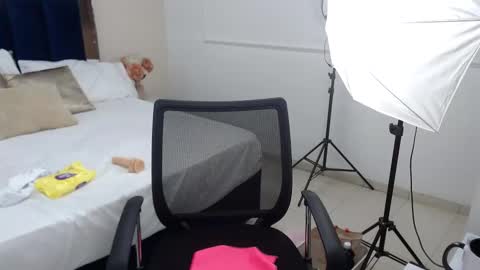 Snapshot of alessia_beth chatting on February 2025 09:41:02 PM ALESSIA online show from February 2025 09:41:02 PM