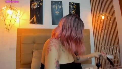 Aleszia online show from November 2025 07:03:03 PM