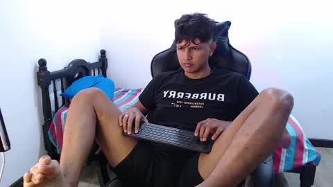 Snapshot of alex245711 chatting on November 2025 07:13:01 PM alex online show from November 2025 07:13:01 PM