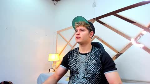 Snapshot of alex_pierce_ chatting on April 2026 07:41:01 PM Alex online show from April 2026 07:41:01 PM