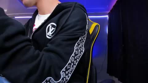 alexgiraldo__ online show from November 2025 12:33:01 PM