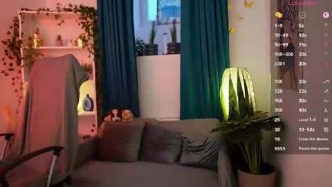 Alexis online show from October 2025 02:13:01 PM