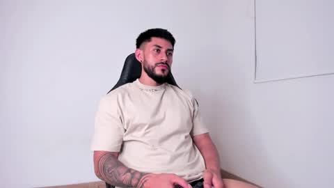 Snapshot of alexxxmachine chatting on December 2024 11:51:01 PM Alex freelance model instagram alex b229 online show from December 2024 11:51:01 PM