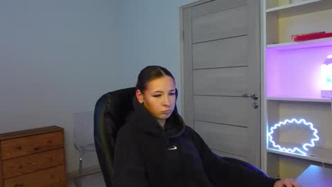 ALICE SPEAR online show from February 2026 02:47:01 PM
