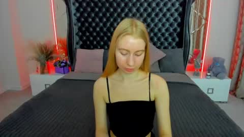 Snapshot of alina__blonde chatting on June 2026 06:11:01 AM Alina online show from June 2026 06:11:01 AM