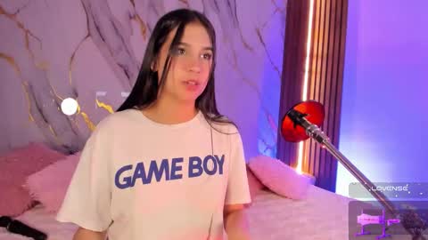 Mia online show from November 2025 08:42:02 PM