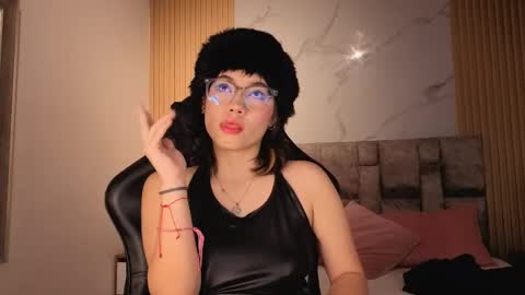 alkivamoon online show from April 2026 07:20:01 PM