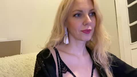 Snapshot of allmaybe chatting on May 2026 06:04:01 PM Nika online show from May 2026 06:04:01 PM