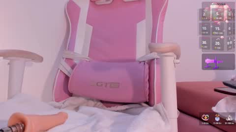 Snapshot of allyson_petite chatting on October 2025 08:42:02 PM Allyson online show from October 2025 08:42:02 PM