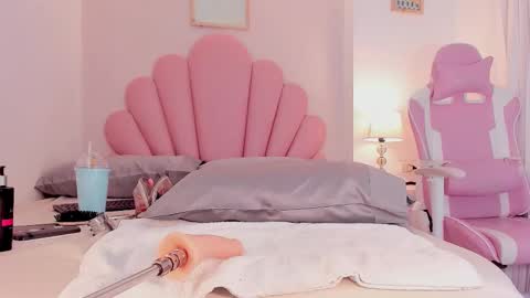 Snapshot of allyson_petite chatting on November 2025 08:18:01 PM Allyson online show from November 2025 08:18:01 PM