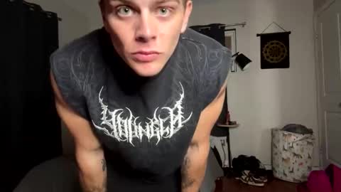 Snapshot of alphavibesxxx chatting on November 2025 04:22:02 AM AlphaVibesXXX - Master Levi Mistress Kat online show from November 2025 04:22:02 AM