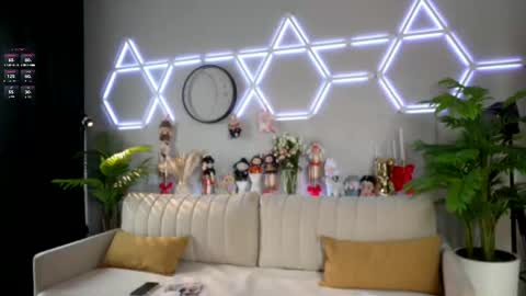 Alvuwka online show from October 2025 08:01:01 AM