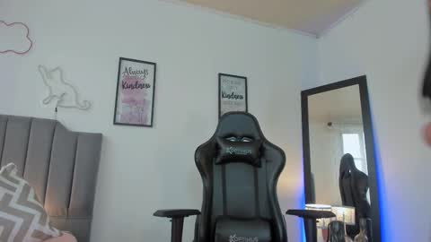 Snapshot of amaia_monet chatting on November 2025 07:41:02 PM Hi Im AmaiaHelp me reach 100 likes online show from November 2025 07:41:02 PM