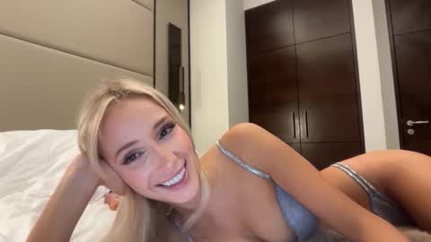 Snapshot of ambrefleur chatting on March 2026 08:26:33 AM Ambre online show from March 2026 08:26:33 AM