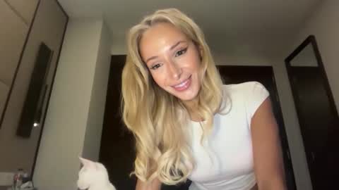 Snapshot of ambrefleur chatting on March 2026 03:19:02 AM Ambre online show from March 2026 03:19:02 AM