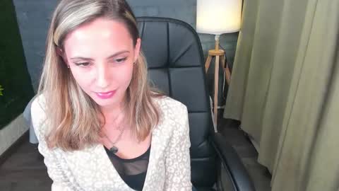 Snapshot of amelia_meili chatting on November 2025 01:11:01 PM amelia_meili online show from November 2025 01:11:01 PM