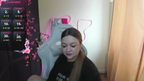 Snapshot of ameliepeach chatting on April 2026 04:57:01 AM Amelie online show from April 2026 04:57:01 AM