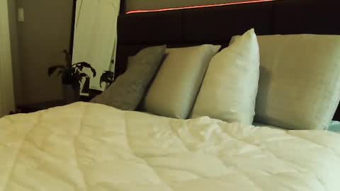 HOT white  naughty leo  xxx online show from February 2025 08:20:02 PM