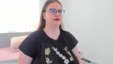 Snapshot of amiravyxen chatting on June 2026 08:04:02 AM Amira Vyxen online show from June 2026 08:04:02 AM