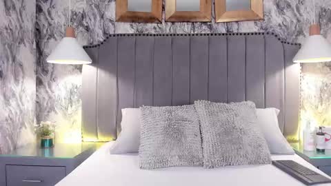 Mia online show from September 2025 12:09:01 PM