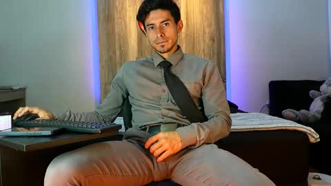 Andrew online show from November 2025 01:07:02 AM