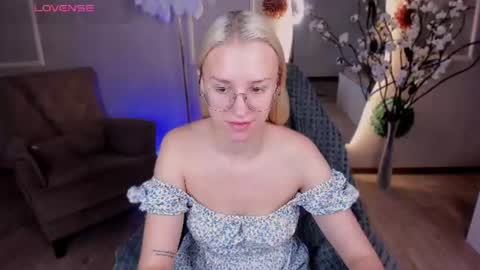 Snapshot of angel_tessa chatting on July 2026 06:05:01 AM Angelica online show from July 2026 06:05:01 AM