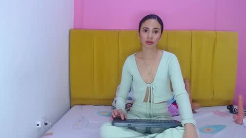 Snapshot of angelinabrookcm101 chatting on December 2024 01:29:02 AM Angelina Brook online show from December 2024 01:29:02 AM