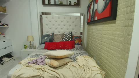 laura  online show from January 2025 04:15:01 PM