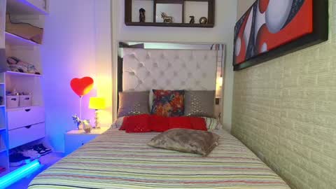 laura  online show from March 2025 01:25:02 AM