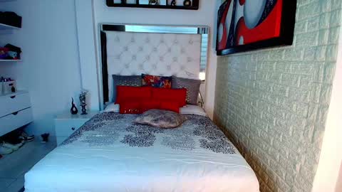 laura  online show from October 2025 04:08:02 PM