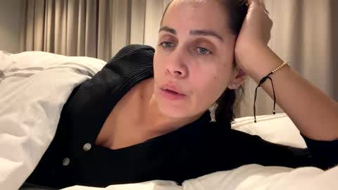 Anna online show from November 2025 07:03:01 PM