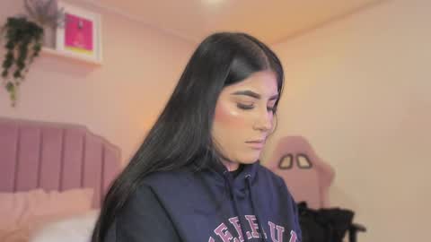 Snapshot of anneee_ chatting on February 2025 12:11:01 PM Anne online show from February 2025 12:11:01 PM