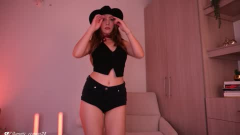 Annie Evans online show from October 2025 08:43:01 PM