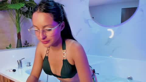 Snapshot of annie_lought chatting on January 2025 01:38:01 PM online show from January 2025 01:38:01 PM