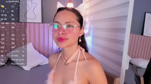 Snapshot of annie_lought chatting on September 2025 12:05:02 PM online show from September 2025 12:05:02 PM