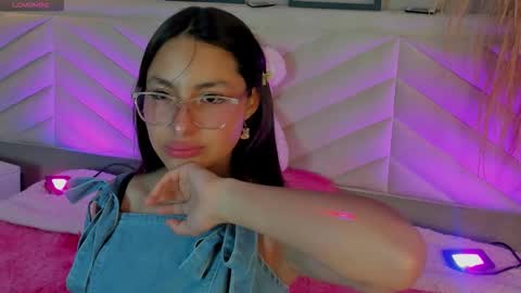 Snapshot of annie_lought chatting on November 2025 07:01:02 PM online show from November 2025 07:01:02 PM