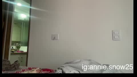 Snapshot of annie_snow_ chatting on February 2025 05:22:02 PM JEANNE no olvides seguirme dont forget follow me uu online show from February 2025 05:22:02 PM