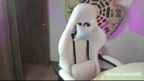 Snapshot of annie_snow_ chatting on February 2025 10:26:02 PM JEANNE no olvides seguirme dont forget follow me uu online show from February 2025 10:26:02 PM