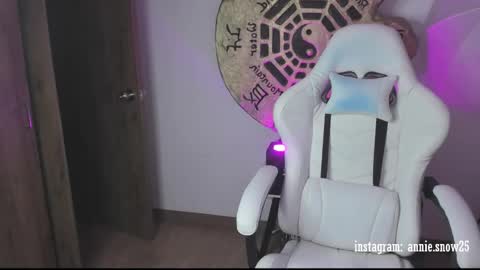 Snapshot of annie_snow_ chatting on February 2025 04:40:01 AM JEANNE no olvides seguirme dont forget follow me uu online show from February 2025 04:40:01 AM
