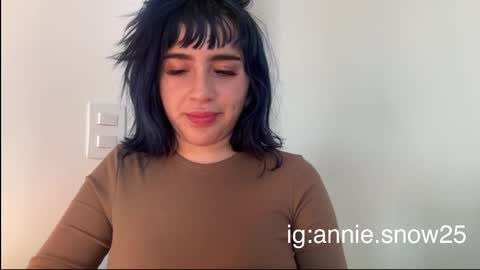 Snapshot of annie_snow_ chatting on February 2025 09:33:02 PM JEANNE no olvides seguirme dont forget follow me uu online show from February 2025 09:33:02 PM