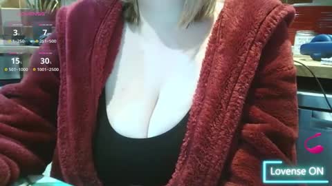 Snapshot of annielouisexx chatting on November 2025 12:15:02 PM Annie Louise online show from November 2025 12:15:02 PM